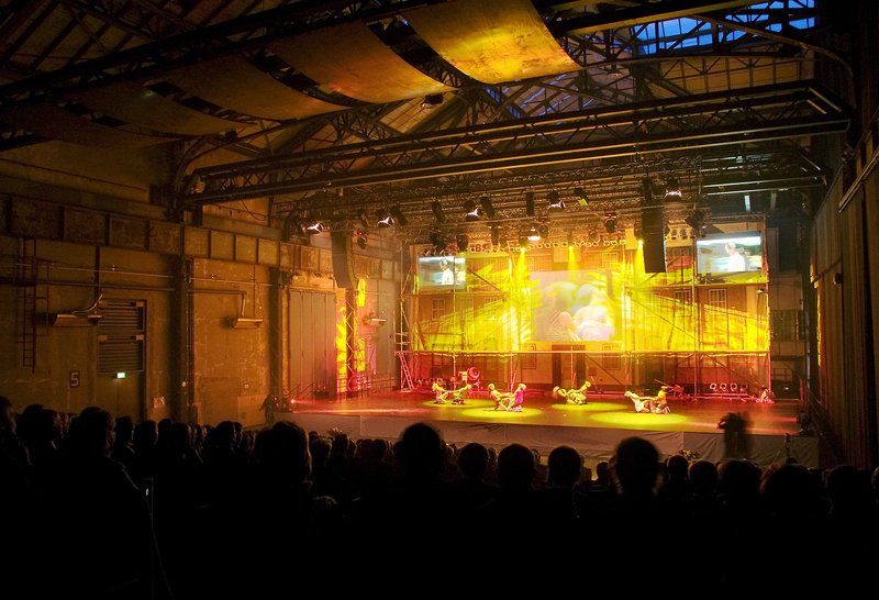 Live-Performance in der Halle 4 der Jahrhunderthalle