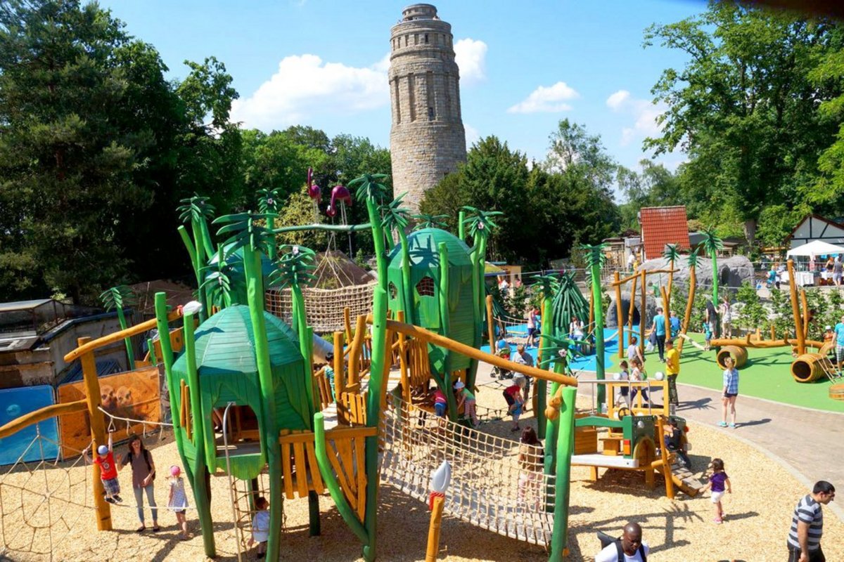 belebter Spielplatz im bochumer Tierpark