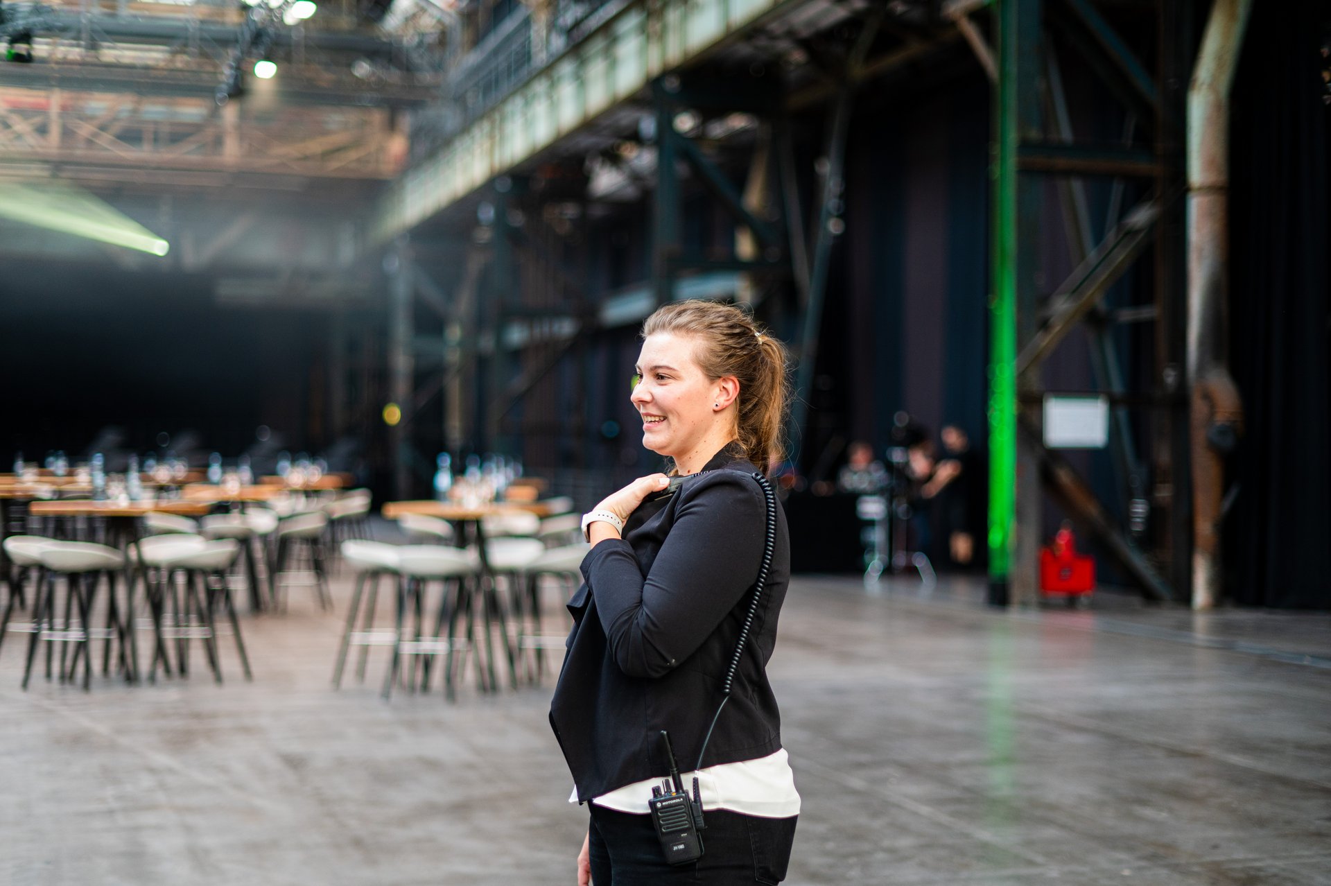 Mitarbeiterin bei Veranstaltung in der Jahrhunderthalle Bochum
