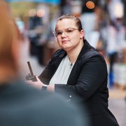 Mitarbeiterin an Stehtisch bei Veranstaltung in der Jahrhunderthalle Bochum
