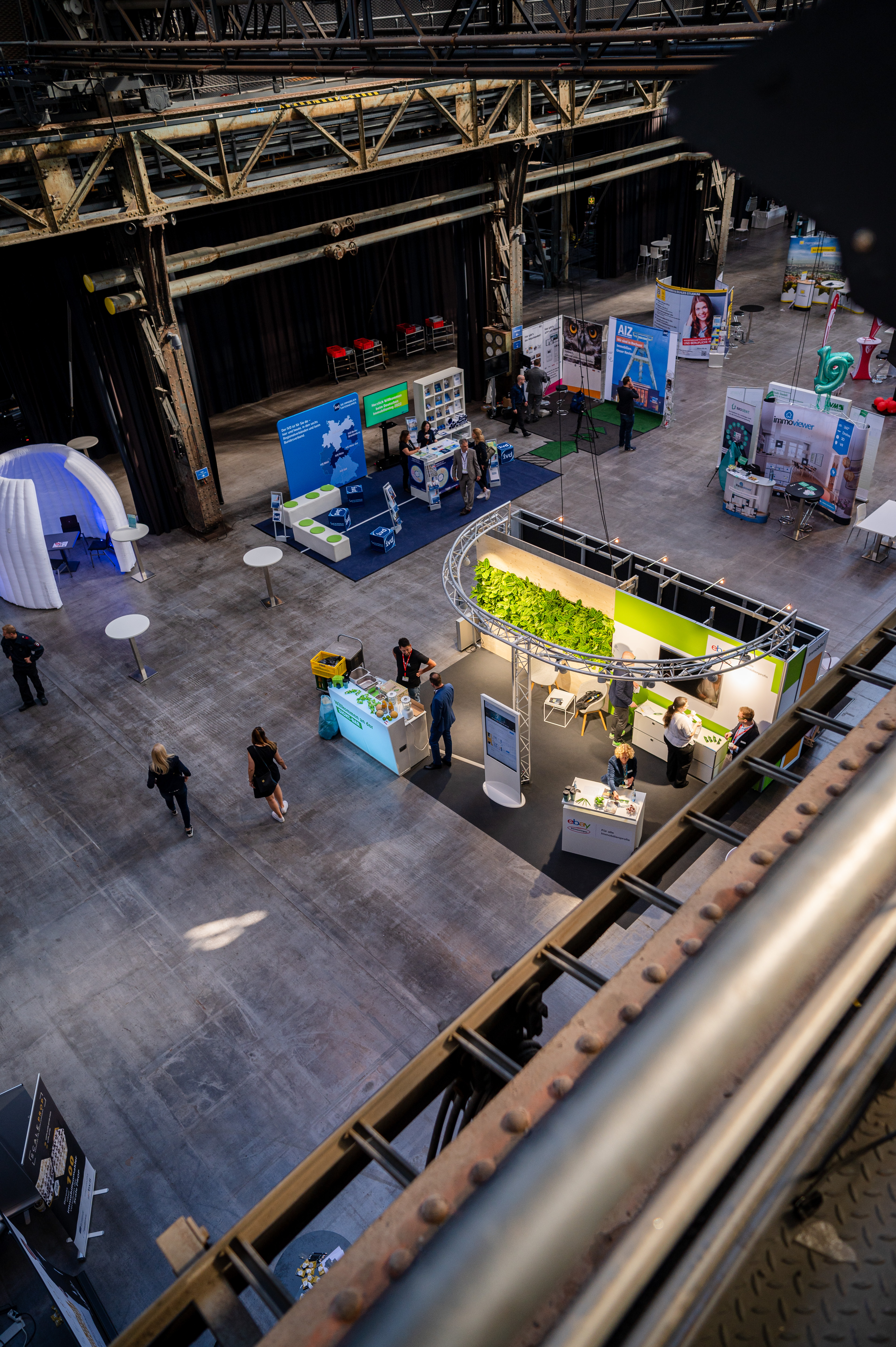 Draufsicht auf eine Messesituation in der Halle 1 der Jahrhunderthalle Bochum
